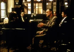Der Pate Don Vito Corleone (Marlon Brando, vorne M.) und sein Sohn Sonny (James Caan, r.) treffen sich mit dem verschlagenen Mafioso Sollonzo (Al Lettieri, l.), der sie an seinen Drogengesch&auml;ften teilhaben lassen will ..._Titel: Der Pate