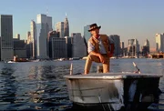 Der australische Naturbursche Mick Dundee (Paul Hogan) hat sich auch in New York seine unverwechselbare Art bewahrt ...