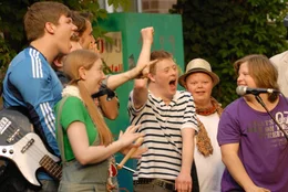 F&uuml;r Felix (Felix Br&uuml;ning, M.), Hagen (Hagen H&auml;sler, 2.v.r.) und die anderen Kinder (Christopher Puttins, 2.v.l., Natascha Lawiszus, l.) wird ein Traum wahr ...