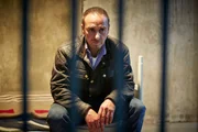 Semir (Erdogan Atalay) ist auf der Suche nach seiner Tochter Dana keinen Schritt weitergekommen und landet nach seinem Ausraster nun auch noch wegen schwerer K&ouml;rperverletzung in einer belgischen Gef&auml;ngniszelle.