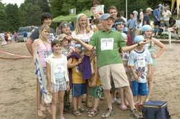 Familienoberhaupt Tom Baker (Steve Martin, vorne) kann es kaum erwarten, mit seiner Familie gegen die Murtaughs anzutreten. Er will ein f&uuml;r alle Mal klarstellen, wer die bessere Familie ist.