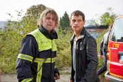 Einsatzleiter Gerd ,,Chief' Berger (Uwe Fellensiek, l.) untersagt Alex (Vinzenz Kiefer), seinen Partner Semir aus der brennenden Halle zu retten.