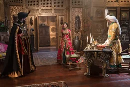 (v.l.n.r.) Jafar (Marwan Kenzari); Prinzessin Jasmin (Naomi Scott); Sultan (Navid Negahban)