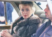 Mona Suttner (Anja Beatrice Dukas) steckt hinter dem Attentat, dem Nina beinahe zum Opfer fiel. Mona wollte die Baal ausschalten. Jetzt verpflichtet sie einen anderen Killer (Armin Zarbock, re.), den sie für professioneller hält.