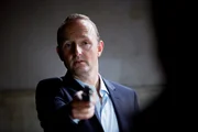 Dr. Martin Wenger (Peter Jordan) hat sich die Waffe zurückgeholt und will es jetzt beenden...
