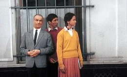 Victor Garnier (Louis de Fun&egrave;s, links) f&uuml;hrt ein beschauliches Kleinb&uuml;rgerleben, bis er auf Anraten des Direktors seiner Bank die gesamten Ersparnisse der Familie in Aktien investiert. Als die Wertpapiere bereits kurz darauf wertlos sind, f&uuml;hlt Garnier sich vom Bankdirektor verraten, zumal dieser ein luxuri&ouml;ses Leben zu f&uuml;hren scheint. Garnier will sein Geld zur&uuml;ck. Gemeinsam mit seiner Frau und den Kindern Isabelle ( Anne Doat, rechts) und G&eacute;rard (Michel Tureau) gr&auml;bt er einen Tunnel zum gegen&uuml;berliegenden Bankgeb&auml;ude, um dort die Schlie&szlig;f&auml;cher auszur&auml;umen.