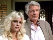 Die Tochter der verwitweten Doris West, Kelly Barrett (Jennifer Runyon), und der Nachbar der Familie Jack Hutchings (Robert Horton) sind ersch&uuml;ttert von der Nachricht des Todes von Evan West.