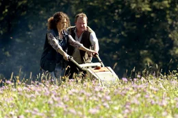 Hofknecht Willi (Wolfgang Haas) erkl&auml;rt Hanna (Fanny Krausz) den Scherenm&auml;her.