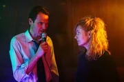 Karo (Naja Uhl, r.) und Peter (Fabian Hinrichs, l.) kommen sich beim Karaoke näher. Karo (Naja Uhl, r.) und Peter (Fabian Hinrichs, l.) kommen sich beim Karaoke näher.