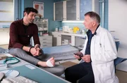 Dr. Ina Schulte (Isabell Gerschke) und Dr. Philipp Brentano (Thomas Koch) haben gerade erfahren, dass Sarah Marquardt und Philipps Frau Arzu mit einer Hochschwangeren im Fahrstuhl stecken geblieben sind.