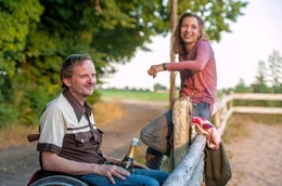 ARD Degeto MEIN WILDES HERZ - ALLES AUF SIEG, am Samstag (30.05.20) um 20:15 Uhr im ERSTEN. Ex-Jockey Steckel (Milan Peschel) glaubt an Jana (Lena Klenke). &copy; ARD Degeto/Neue Sch&ouml;nhauser Filmproduktion, honorarfrei - Verwendung gem&auml;&szlig; der AGB im engen inhaltlichen, redaktionellen Zusammenhang mit genannter Degeto-Sendung und bei Nennung "Bild: ARD Degeto/Neue Sch&ouml;nhauser Filmproduktion" (S2+). ARD Degeto/Programmplanung und Presse, Tel: 069/1509-335, degeto-presse@degeto.de