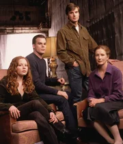 Lauren Ambrose (l.), Michael C. Hall (2.v.l.), Frances Conroy (r.)