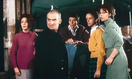 Der Jagdwaffenh&auml;ndler Victor Garnier (Louis de Fun&egrave;s, 2. von links) f&uuml;hrt ein beschauliches Kleinb&uuml;rgerleben, bis er auf Anraten des Direktors seiner Bank die gesamten Ersparnisse der Familie in Aktien investiert. Als die Wertpapiere bereits kurz darauf wertlos sind, f&uuml;hlt Garnier sich vom Bankdirektor verraten, zumal dieser ein luxuri&ouml;ses Leben zu f&uuml;hren scheint. Garnier will sein Geld zur&uuml;ck. Gemeinsam mit seiner Frau Eliane (Ivonne Clech, links) und den Kindern Corinne (Catherine Demongeot, rechts), Isabelle (Anne Doat) und G&eacute;rard (Michel Tureau) gr&auml;bt er einen Tunnel zum gegen&uuml;berliegenden Bankgeb&auml;ude, um dort die Schlie&szlig;f&auml;cher auszur&auml;umen.