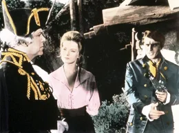 Julien de Saint Preux (Alain Delon, re.) und die huebsche Caroline (Virna Lisi) haben einen General (Robert Manuel, li.) entfuehrt, der mit seiner Armee dem Koenig in Paris zu Hilfe kommen soll. ARD/DEGETO - honorarfrei, Verwendung nur im Zusammenhang mit o. g. Sendung bei Nennung Bild: ARD/DEGETO (S 2), Presse und Programmbetreuung (069) 1509-334 oder -335