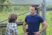 L-R: Jungen (Tristan Lake Leabu) und McGarretts (Alex O'Loughlin)