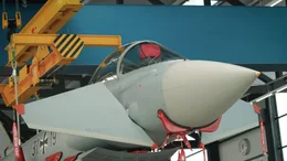 Ein Eurofighter der sich in Manching, Deutschland zur regelm&auml;&szlig;igen Wartung befindet.