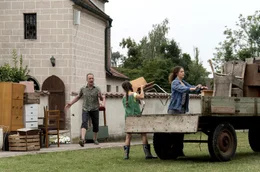 Pfarrer Brenner (Heio von Stetten) will keine M&ouml;bel mehr, aber Hanna (Fanny Krausz, rechts) besteht darauf. Pauline hilft (Helena Sch&ouml;nfelder).