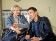 Gerda Sonntag (Ruth-Maria Kubitschek), die Zimmernachbarin der ermordeten alten Dame, wird von Kommissar Bonhoff (Wolfgang Krewe) befragt.