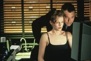 Der Polizist D'Agosta (Tom Sizemore) und und die Biologin Green (Penelope Ann Miller) k&ouml;nnen nicht glauben, was sie gerade herausgefunden haben.
