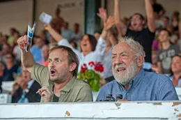 ARD Degeto MEIN WILDES HERZ - ALLES AUF SIEG, am Samstag (30.05.20) um 20:15 Uhr im ERSTEN. Alles auf Jana und &acirc;&euro;žRock my Heart&acirc;&euro;&oelig;: Paul (Dieter Hallervorden, re.) und Steckel (Milan Peschel) fiebern beim Rennen mit. &Acirc;&copy; ARD Degeto/Neue Sch&Atilde;&para;nhauser Filmproduktion, honorarfrei - Verwendung gem&Atilde;&curren;&Atilde;&Yuml; der AGB im engen inhaltlichen, redaktionellen Zusammenhang mit genannter Degeto-Sendung und bei Nennung "Bild: ARD Degeto/Neue Sch&Atilde;&para;nhauser Filmproduktion" (S2+). ARD Degeto/Programmplanung und Presse, Tel: 069/1509-335, degeto-presse@degeto.de