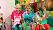 Doris und Petra sind im "Malle-Fieber", sie haben ein Heimkonzert des Ballermann-Stars "Almklausi" gewonnen. Das Wohnzimmer wird zur Partylocation und "Almklausi" verrät seine lustigsten Erlebnisse vom Ballermann.