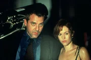 l-r: Lt. Vincent D'Agosta (Tom Sizemore) und Dr. Margo Green (Penelope Ann Miller)