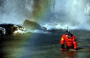 Michael Schlamberger mit Unterwasserkamera vor Kaskadenfall.