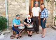 Moderatorin Wasiliki Goutziomitros (r.) mit Mastixbauer Wasillis Ballas (2.v.r.). Moderatorin Wasiliki Goutziomitros (r.) mit Mastixbauer Wasillis Ballas (2.v.r.).