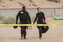 Bei einem Einsatz mit ihrem Kollegen Reggie (Daniel Kaluuya, l.) werden M&auml;nner aus ihrem Team get&ouml;tet. Kate (Emily Blunt, r.) beschlie&szlig;t daher dem Drogenboss Diaz den Kampf anzusagen und ihn zu Rechenschaft zu ziehen ...