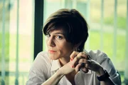 v.li.: Friedemann Berg (Hans-Jochen Wagner) fühlt sich bestätigt, weil Andi Beuter (Daniel Friedl) einen Zusammenhang zwischen der Tatwaffe und einem Fall der Kanzlei Benzinger herstellen kann.