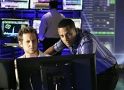 Ein Gesch&auml;ftsmann aus Philadelphia wird in der Bronx erschossen. Doch was hat ein manipuliertes Navigationsger&auml;t damit zu tun? Adam Ross (A.J. Buckley, links) und Dr. Sheldon Hawkes (Hill Harper) sind den Verd&auml;chtigen auf der Spur.