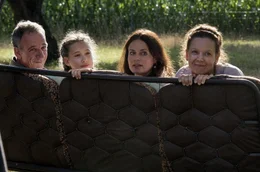Dem Gl&uuml;ck schauen zu (von links): Pfarrer Brenner (Heio von Stetten), Pauline Gruber (Helena Sch&ouml;nfelder), Zenta Zacher (Angela Ascher) und Vroni Altmanseder (Edith Konrath).