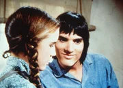 Laura Ingalls (Melissa Gilbert, l.) erklärt dem taubstummen Daniel Page (Alban Branton, r.) die Handzeichen zur Verständigung.