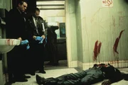 Grausamer Mord im Museum: Lt. Vincent D'Agosta (Tom Sizemore, l.) und Det. Hollingsworth (Clayton Rohner, M.) untersuchen die Leiche des Wachmanns (Jophery C. Brown, r.).