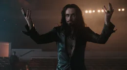 Auch der Zauberer und angebliche Vampir-Experte Peter Vincent (David Tennant) will zun&auml;chst Charleys Behauptungen keinen Glauben schenken. Doch dann wird ihm klar, dass eine erfolgreiche Vampirjagd dem eigenen Ruf durchaus f&ouml;rderlich ist ...