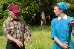 Paul (Peter Franke) gibt der Novizin Hilde (Anna Maria Sturm) gute Ratschl&auml;ge.