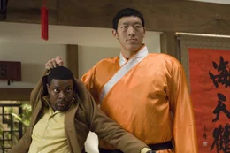 Kaum in Paris angekommen, befindet sich der chaotische Supercop Carter (Chris Tucker) auch schon im Visier der Triaden ...
