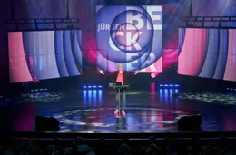 Ein Kabarettprogramm, wie es noch keines gab: J&uuml;rgen Becker legt auf, beschallt das Ruhrfestspielhaus in Recklinghausen, verkn&uuml;pft Musik und Politik, verwebt Fakten mit Anekdoten und Pointen. Und bringt sein Publikum zum Singen.