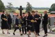 Auf der Beerdigung (von links): Hanna (Fanny Krausz), Pauline (Helena Sch&ouml;nfelder) und Hermine (Carin C. Tietze).