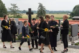 Auf der Beerdigung (von links): Hanna (Fanny Krausz), Pauline (Helena Sch&ouml;nfelder) und Hermine (Carin C. Tietze).