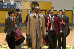 Der charismatische Highschool-Basketballcoach Ken Carter (Samuel L. Jackson, vorne) will seine Sch&uuml;tzlinge mit Disziplin und Fairness nicht nur auf dem Spielfeld, sondern auch im Klassenzimmer zu besseren Leistungen anspornen. Wird er die Sch&uuml;ler f&uuml;r sich gewinnen oder st&ouml;&szlig;t er auf taube Ohren?; Der charismatische Highschool-Basketballcoach Ken Carter (Samuel L. Jackson, vorne) will seine Sch&uuml;tzlinge mit Disziplin und Fairness nicht nur auf dem Spielfeld, sondern auch im Klassenzimmer zu besseren Leistungen anspornen. Wird er die Sch&uuml;ler f&uuml;r sich gewinnen oder st&ouml;&szlig;t er auf taube Ohren?