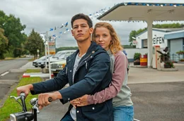 ARD Degeto MEIN WILDES HERZ - ALLES AUF SIEG, am Samstag (30.05.20) um 20:15 Uhr im ERSTEN. Samy (Emilio Sakraya) hilft Jana (Lena Klenke). &copy; ARD Degeto/Neue Sch&ouml;nhauser Filmproduktion, honorarfrei - Verwendung gem&auml;&szlig; der AGB im engen inhaltlichen, redaktionellen Zusammenhang mit genannter Degeto-Sendung und bei Nennung "Bild: ARD Degeto/Neue Sch&ouml;nhauser Filmproduktion" (S2+). ARD Degeto/Programmplanung und Presse, Tel: 069/1509-335, degeto-presse@degeto.de