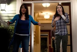 L-R: Sidney Prescott (Neve Campbell) und Jill Roberts (Emma Roberts)