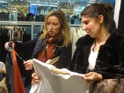 Kandidatin Marina (r.) und Shoppingbegleitung Katharina.