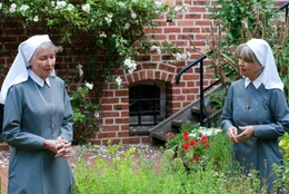 Elly (Cornelia Froboess,re.) erf&auml;hrt von ihrer Oberin (Elisabeth Schwarz), dass man sie der Beziehung zu einem Mann verd&auml;chtigt.
