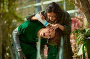 Carmen Navarro (Julia Monte, r.) leistet erste Hilfe beim Gärtner-Auszubildenden Jurek Meyer (Marven Gabriel, l.), der sich beim Beschneiden von Kakteen am Auge verletzt hat.
