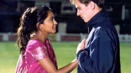 Jesminder "Jess" Bhamra (Parminder Nagra, li.) und Joe (Jonathan Rhys Meyers)