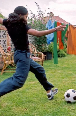Jesminder "Jess" Bhamra (Parminder Nagra) m&ouml;chte unbedingt Fussball spielen.