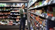 Jo Hiller beim Einkaufen. Jo Hiller beim Einkaufen.