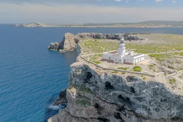 Der Leuchtturm am Cap Cavalleria thront &uuml;ber 100 Meter hoch auf den Kalkfelsen.